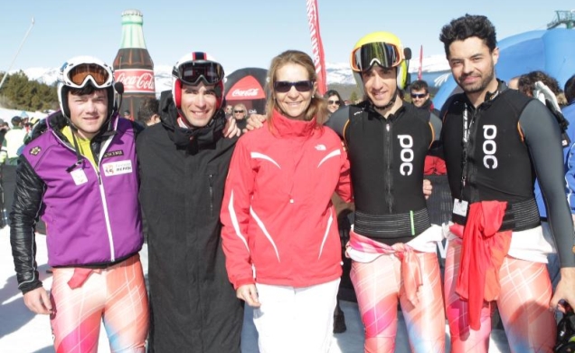 Su Alteza Real la Infanta Doña Elena junto a los integrantes del equipo nacional participantes en la prueba de descenso